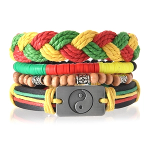Détail d'un ensemble de 4 bracelets bohèmes multicouches avec breloques Yin Yang et feuilles