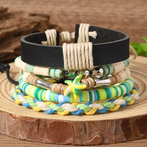 Détail de bracelets multicouches bohèmes avec pendentif étoile de mer et perles colorées