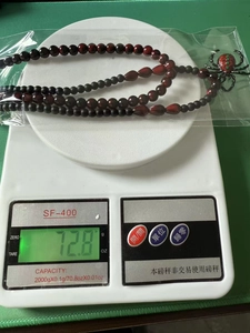 Mesure du poids du collier toile d'araignée à 72,8g sur une balance numérique