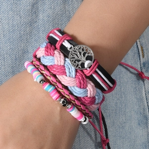 Gros plan sur l'ensemble de bracelets bohèmes avec pendentif arbre de vie et perles