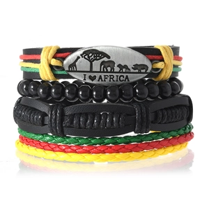 Détail d'un ensemble de bracelets en cuir multicouches avec silhouettes d'animaux d'Afrique
