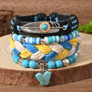 Détail d'un ensemble de 4 bracelets bohèmes avec pendentifs turquoise sur support en bois