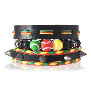 Détail d'un ensemble de 4 bracelets punk en cuir avec des accents tissés rouge jaune vert