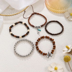 Detailansicht des 5-teiligen Boho-Perlenarmband-Sets mit Holzperlen und Sternanhänger