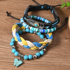 Détail macro d'un ensemble de 4 bracelets bohèmes avec plumes et perles sur bois