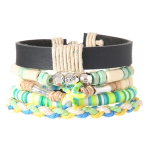 Détail d'un ensemble de bracelets bohèmes avec perles de bois et pendentif étoile