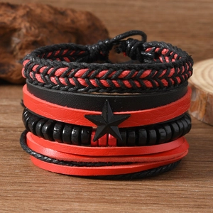 Gros plan sur un ensemble de bracelets multicouches pour hommes avec pentagramme noir