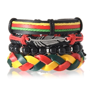 Détail de l'ensemble de bracelets bohèmes multicouches avec plume argentée et perles