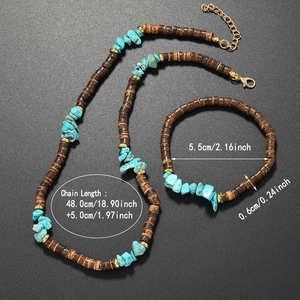 Detail von handgemachtem Set aus Halskette und Armband mit Türkissteinen und Kokosperlen
