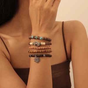 Detailansicht von 5er-Set Boho-Perlenarmbändern mit Sonnenblumen- und Blumenanhängern