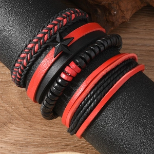Détail d'un bracelet multicouche pour hommes avec corde tressée rouge et étoile noire