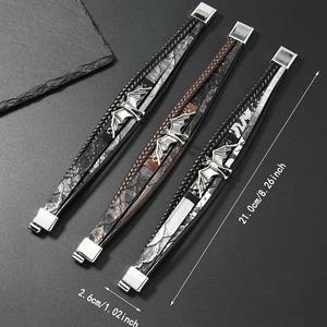 Detailansicht der Maße von mehrlagigen Lederarmbändern mit Fledermaus-Metallanhängern
