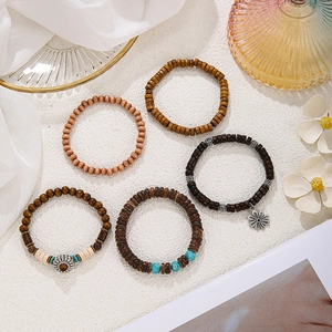 Nahaufnahme von fünfteiligem Holzperlen-Armbandset mit Türkis und Sonnenanhängern