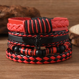 Détail de bracelets multicouches bohèmes en cuir avec breloque aigle sur bois