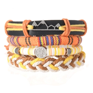 Détail d'un ensemble de quatre bracelets bohèmes avec cuir, corde tissée et breloques