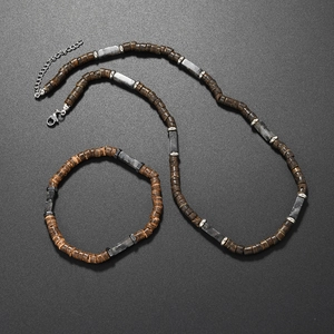 Détail de perles de coco bohèmes et pierres marbrées avec fermoir mousqueton robuste