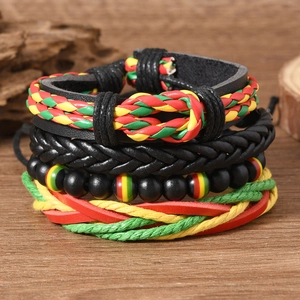 Détail du lot de 4 bracelets bohèmes multicouches en cuir rouge, jaune et vert