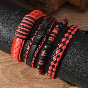 Détail d'un lot de 4 bracelets pour hommes avec perles, cuir et breloque aigle