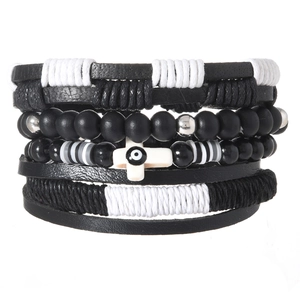 Détail du bracelet multi-rangs avec perles, pendentif croix mauvais œil et cordon en cuir