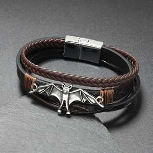 Gotisches Lederarmband mit silbernem Fledermaus-Charm und Magnetverschluss für Herren