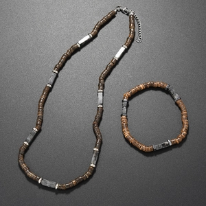 Détail d'un ensemble bohème collier et bracelet en perles de coco et pierres naturelles