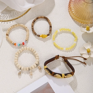 Detail von 5-teiligem böhmischen Perlenarmband-Set mit Muscheln und Holzperlen