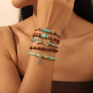 Detailansicht des 5-teiligen Boho-Perlenarmband-Sets mit Türkis und Blattanhängern