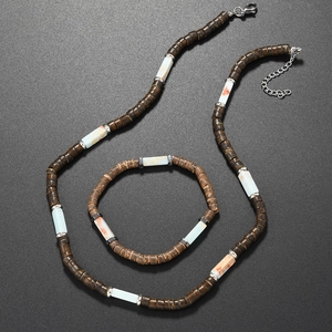 Vue détaillée de l'ensemble collier et bracelet pour hommes en perles de coco et pierres