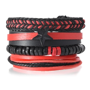 Détail d'un bracelet multicouche fait main avec perles en bois et cordon en cuir tressé rouge