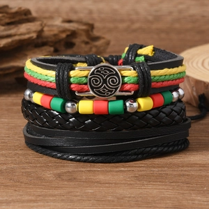 Détail d'un ensemble de bracelets bohèmes multicouches en cuir aux tons rasta
