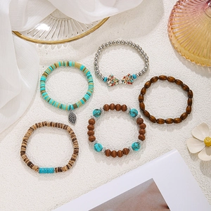 Detailansicht des 5-teiligen Boho-Perlenarmband-Sets mit Türkis- und Blattanhängern