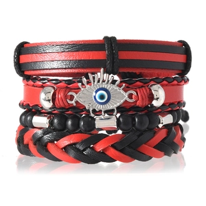 Détail de bracelets multi-rangs bohèmes pour hommes avec œil protecteur et cuir tressé rouge