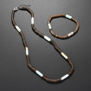 Détail de perles en noix de coco bohème et pierres naturelles avec fermoir mousqueton