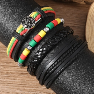 Détail de quatre bracelets bohèmes multicouches sur présentoir avec fond en bois