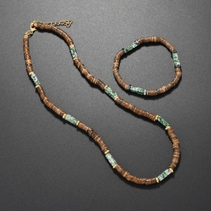 Détail des perles de noix de coco bohème et pierres vertes sur le collier et le bracelet