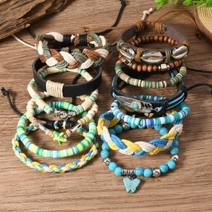 Vue détaillée des bracelets multicouches bohèmes avec des breloques étoile et plume