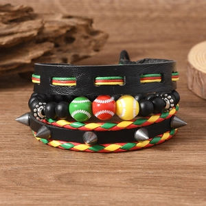 Détail d'un ensemble de 4 bracelets multicouches en cuir et perles pour hommes bohèmes