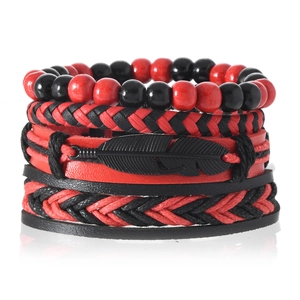 Détail d'un bracelet multicouche pour homme avec perles rouges et noires et plume en métal