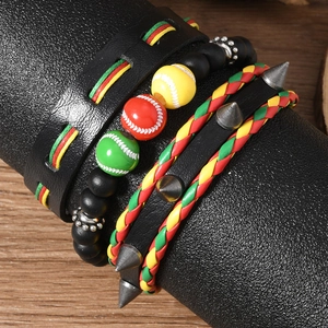 Détail de bracelets multicouches en cuir avec perles et clous rouges jaunes et verts