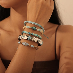 Nahaufnahme von Bohemian Armband-Set mit Schildkröten-Anhängern und Muschelperlen