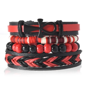 Détail d'un bracelet multicouche bohème en cuir avec croix en métal et perles rouges