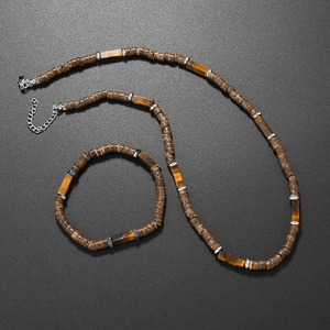 Détail de l'ensemble collier et bracelet en perles de coco et pierres d'œil de tigre