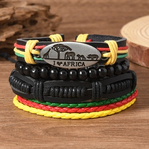 Détail d'un bracelet multicouche en cuir avec plaque en métal gravée I Love Africa