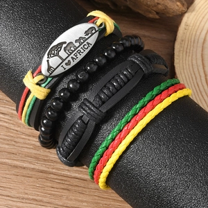 Détail de bracelets multicouches bohèmes en cuir avec plaque gravée I Love Africa