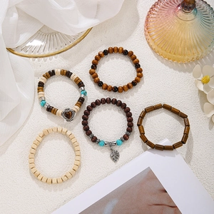 Detail von 5-teiligem Boho Holzperlen-Armband-Set mit Herz- und Blattanhängern