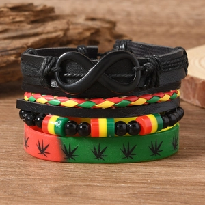 Détail de bracelets multi-rangs bohèmes pour hommes avec symbole infini et perles reggae