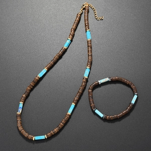 Détail de l'ensemble collier et bracelet bohème avec perles en turquoise et coque de coco
