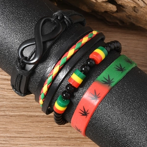Détail du lot de 4 bracelets pour homme bohème avec cuir et couleurs rasta