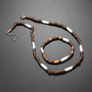 Détail d'un ensemble collier et bracelet bohème avec coquilles de coco et pierres blanches