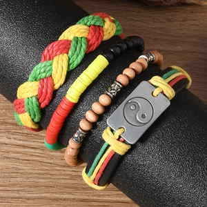 Détail d'un ensemble de quatre bracelets bohèmes pour hommes avec breloque Yin Yang